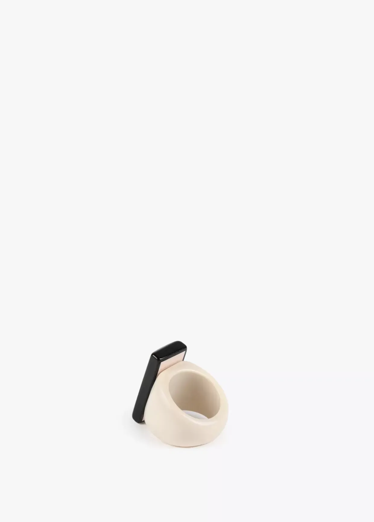 Anillo blanco y negro