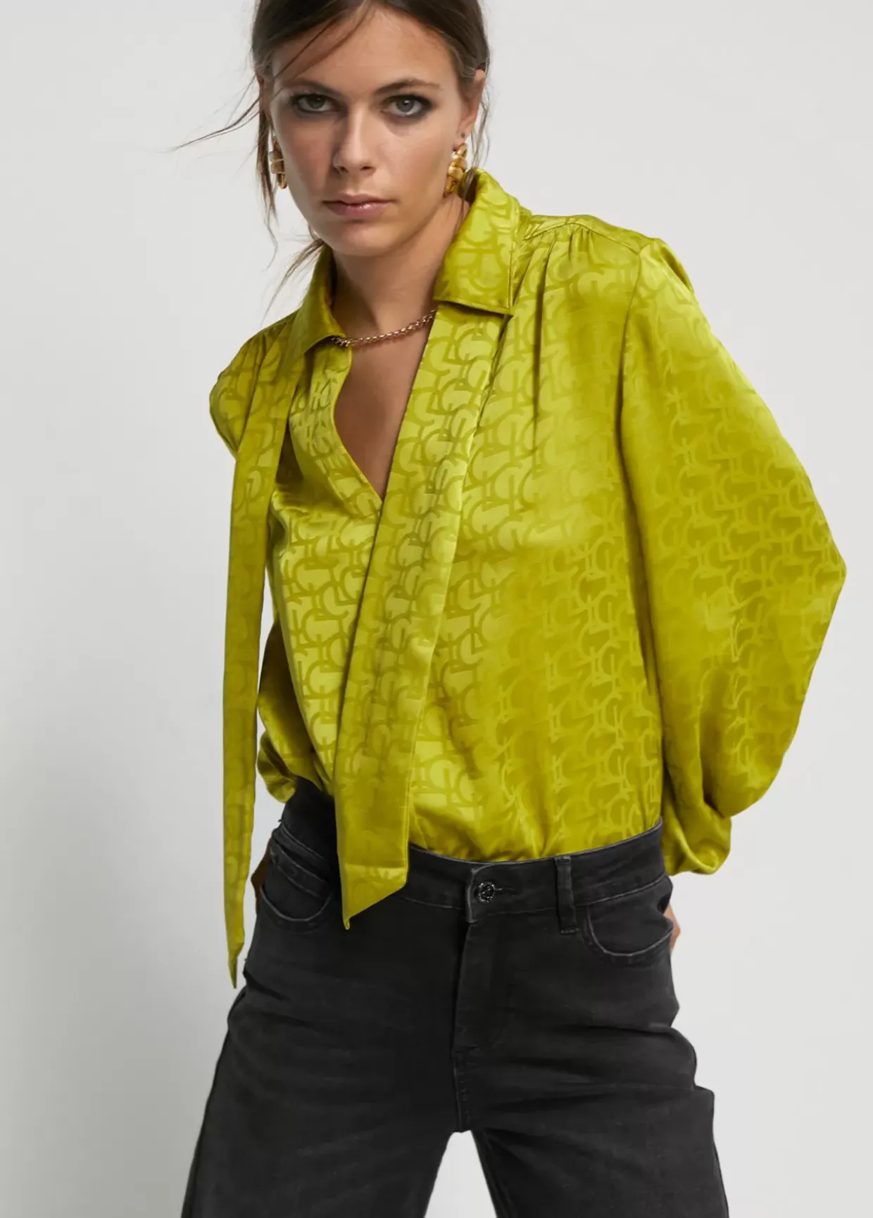 Blusa con lazo