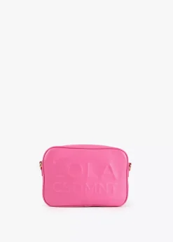 Bolso bandolera con logo en relieve