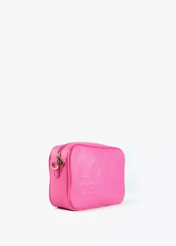 Bolso bandolera con logo en relieve