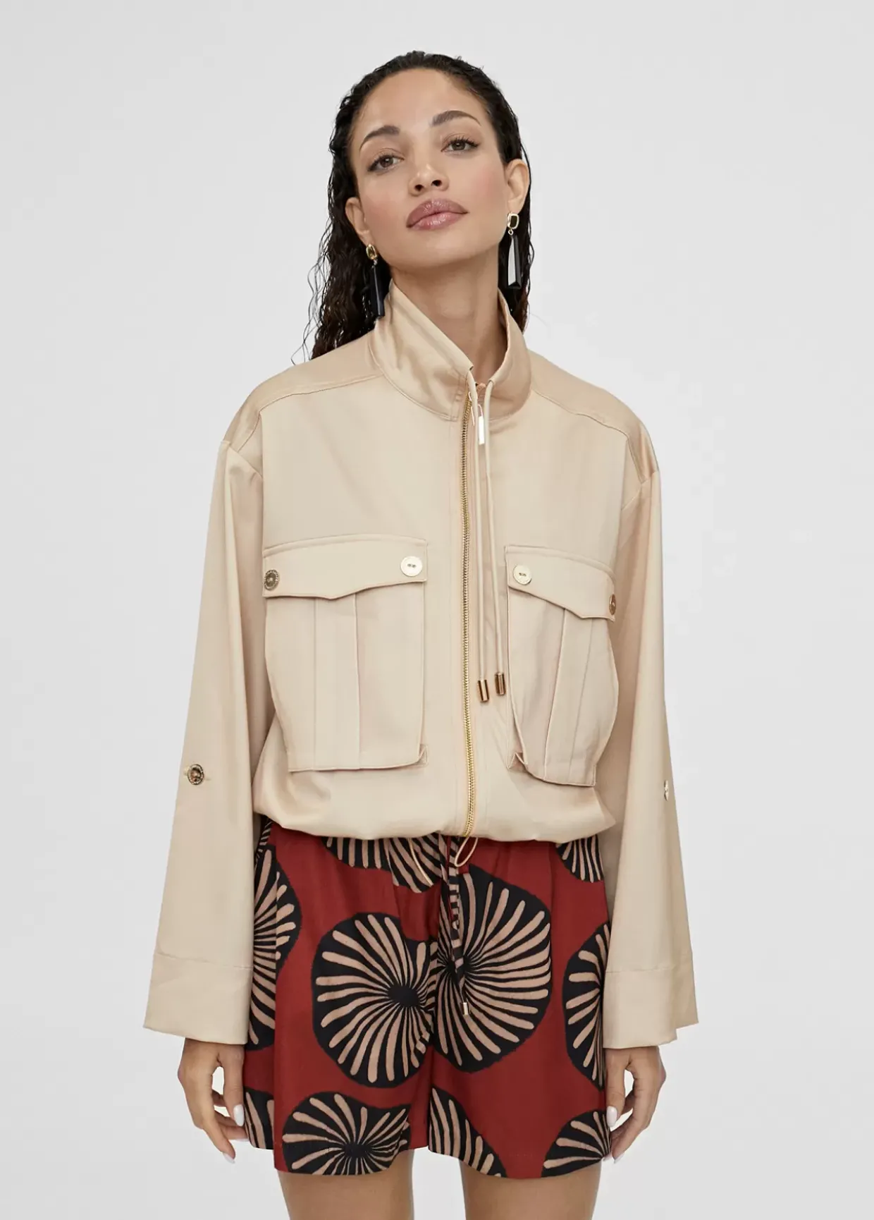 Bomber monocolor con bolsillos