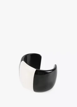 Brazalete rígido blanco y negro