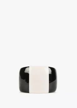 Brazalete rígido blanco y negro