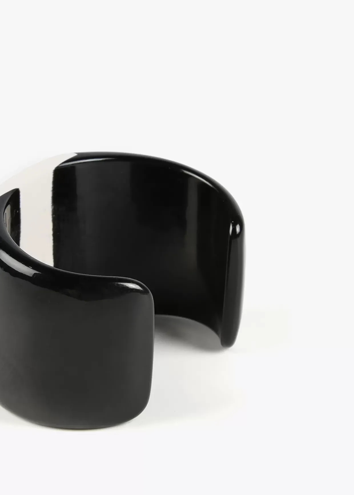 Brazalete rígido blanco y negro