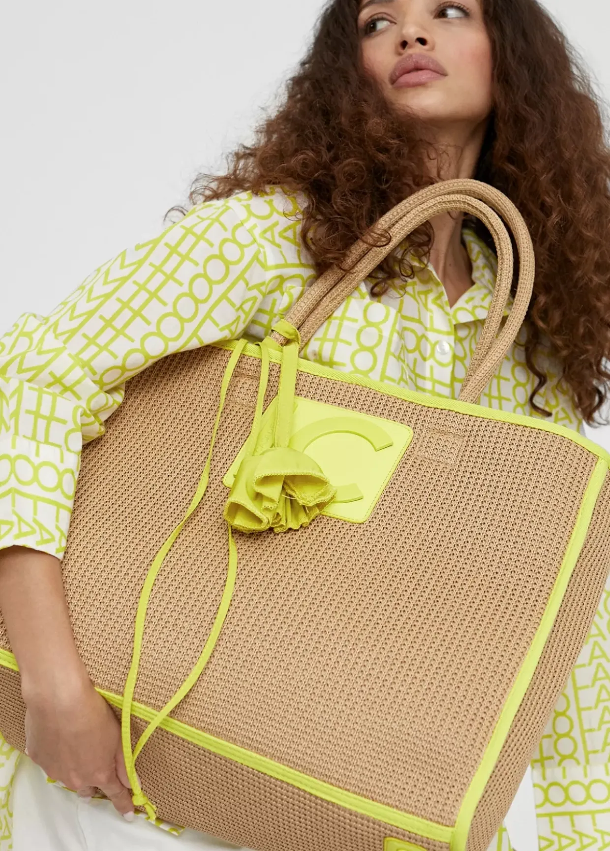 Capazo con ribetes color fluor