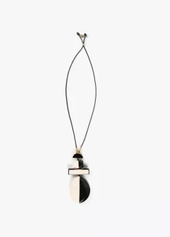 Collar colgante blanco y negro