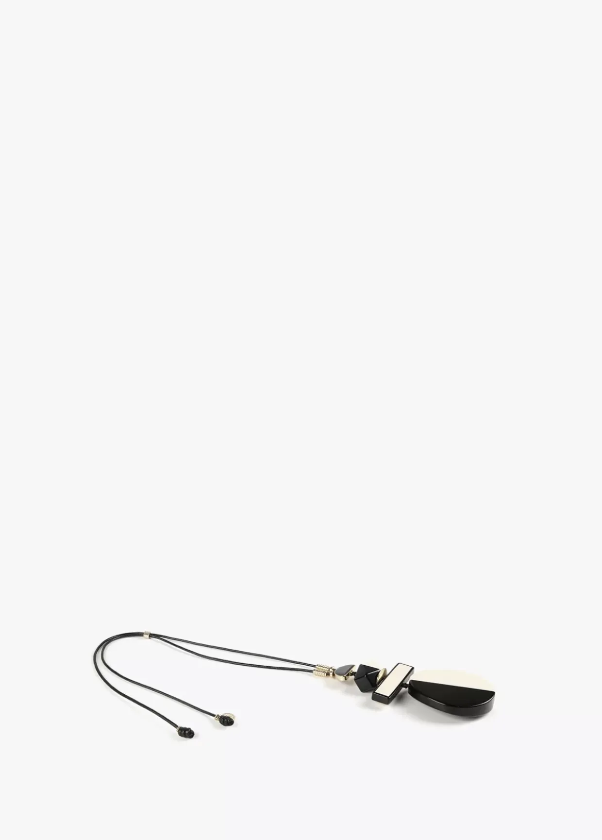 Collar colgante blanco y negro