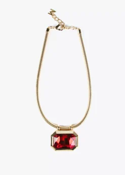 Collar dorado con colgante
