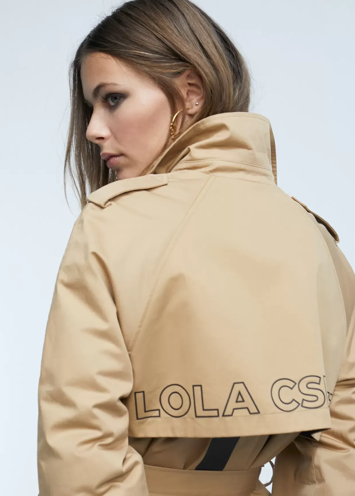 Gabardina detalle logo