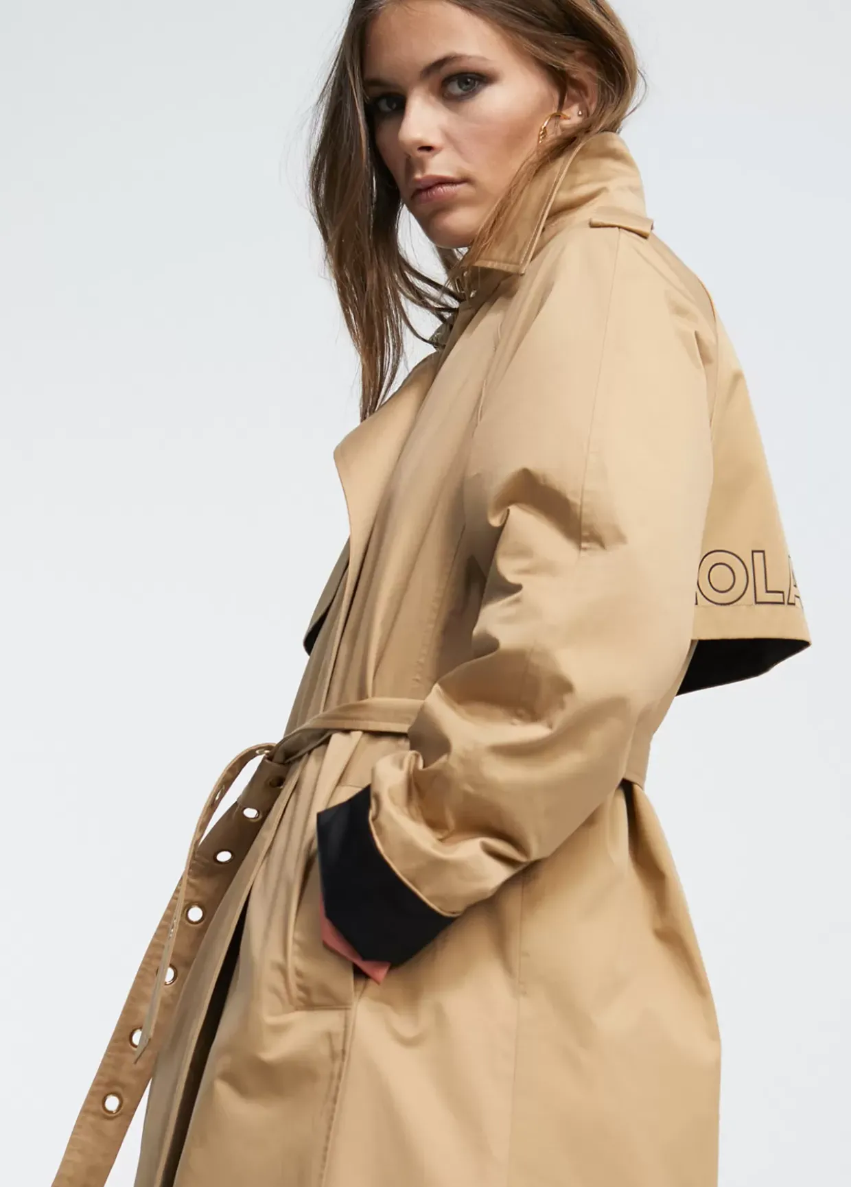 Gabardina detalle logo