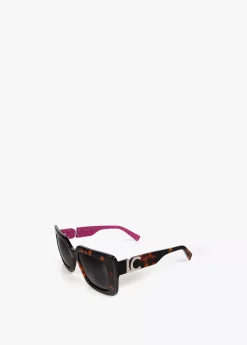 Gafas de sol fabricadas en acetato con forma cuadrada. Varillas personalizadas.