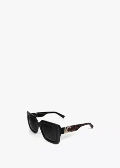 Gafas de sol fabricadas en acetato con forma cuadrada. Varillas personalizadas.