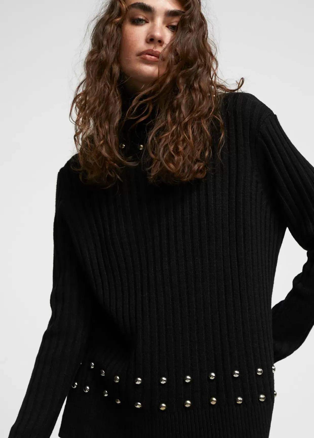 Jersey cuello alto con tachas