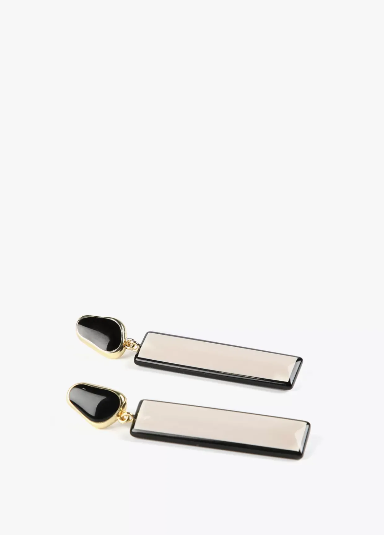 Pendientes blanco y negro