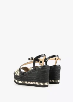 Sandalia cuña negra y animal print