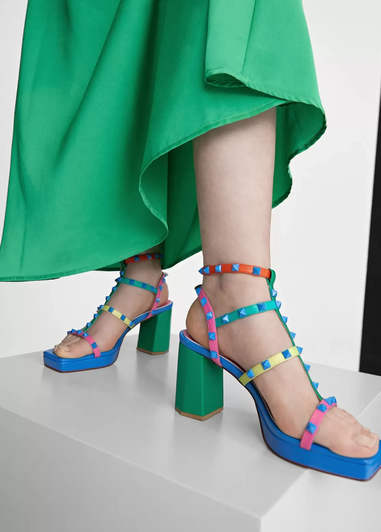 Sandalia de tacón con tiras multicolor