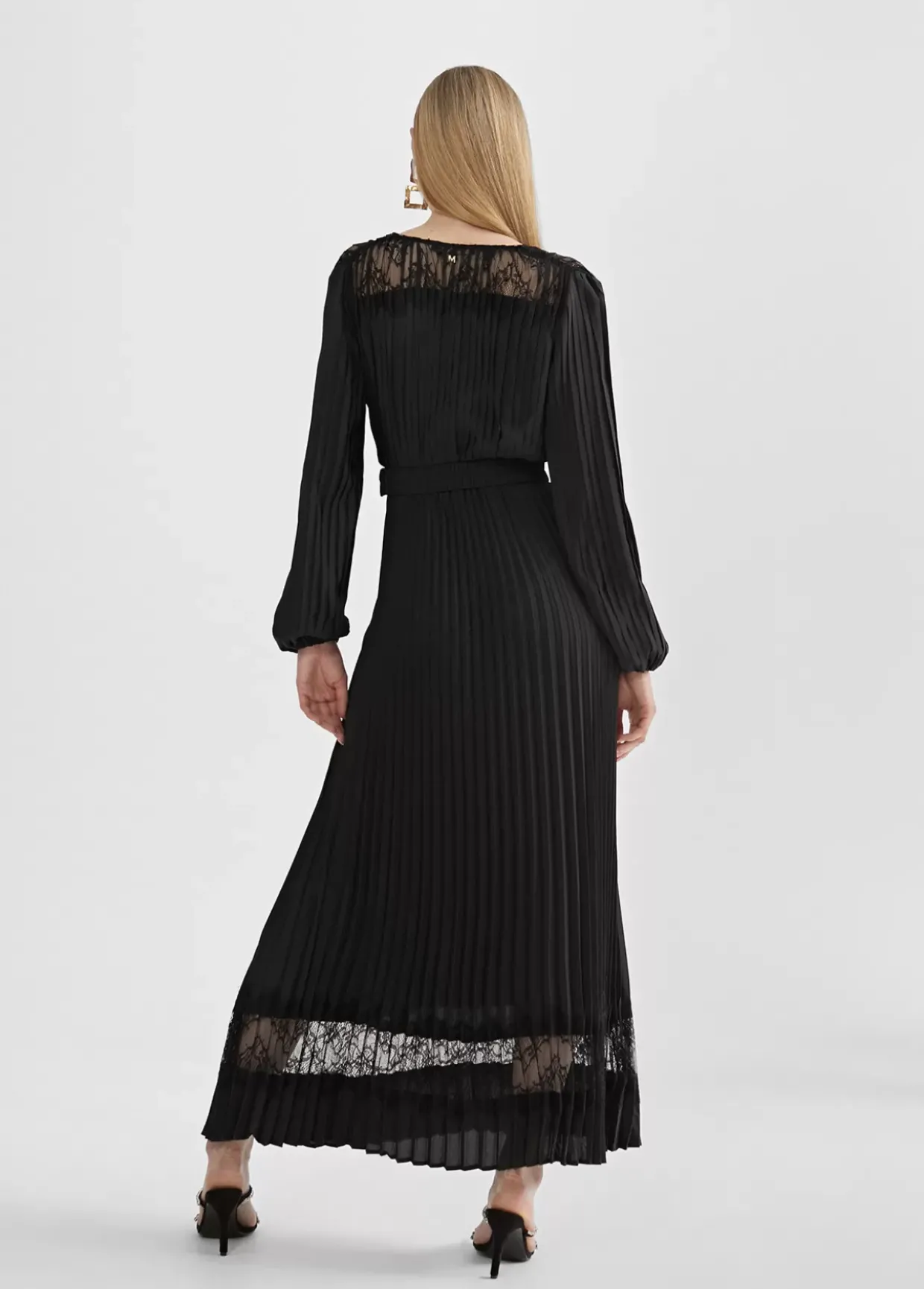Vestido largo plisado y encaje