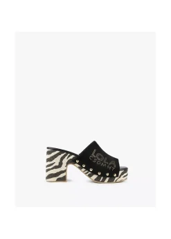 Zueco suela zebra y logo dorado.